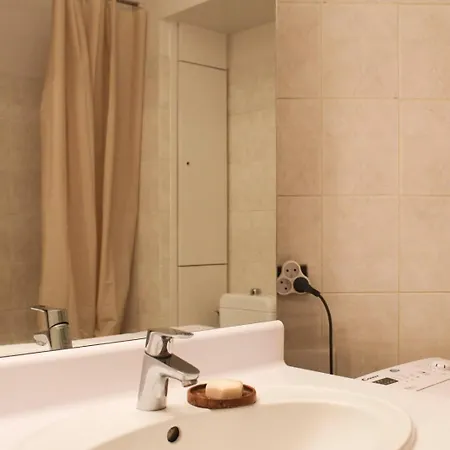 Charming And Practical Studio In 14th * Parijs